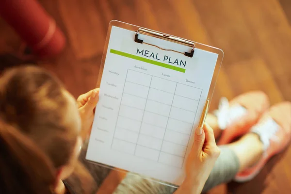 Closeup Active Sports Woman Fitness Clothes Clipboard Filling Meal Plan — Stock Photo, Image