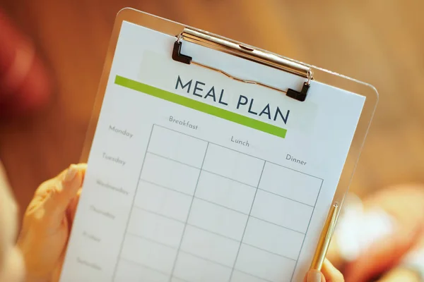 Closeup Female Hands Holding Clipboard Meal Plan Modern Living Room — Stock Photo, Image