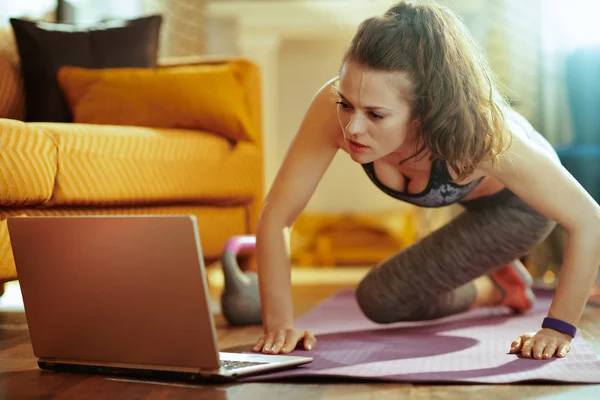 Fit Kobieta Odzieży Fitness Nowoczesnym Domu Oglądania Fitness Tutorial Internet — Zdjęcie stockowe