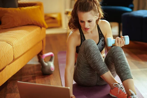 Mujer Deportiva Saludable Ropa Deportiva Con Mancuerna Utilizando Ordenador Portátil — Foto de Stock