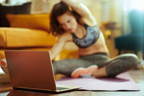 Closeup Beige Laptop Woman Background Stretching Fitness Mat While Watching — Stock Photo, Image