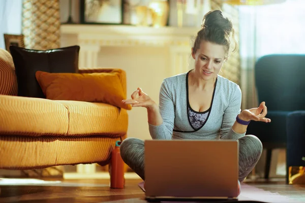 Feliz Mulher Esportiva Saudável Roupas Esportivas Casa Moderna Assistindo Tutorial — Fotografia de Stock