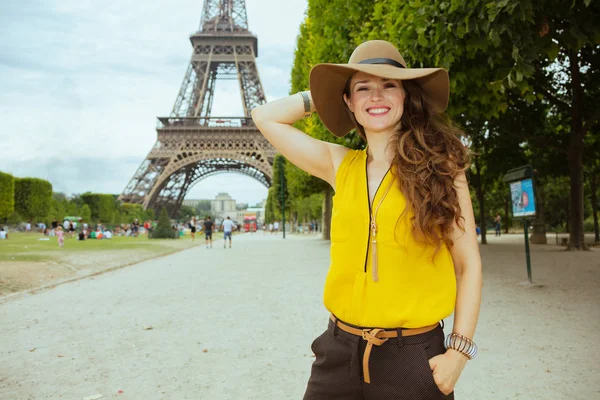 Sarı Bluz Şapka Mutlu Modern Yalnız Turist Kadın Paris Eyfel — Stok fotoğraf