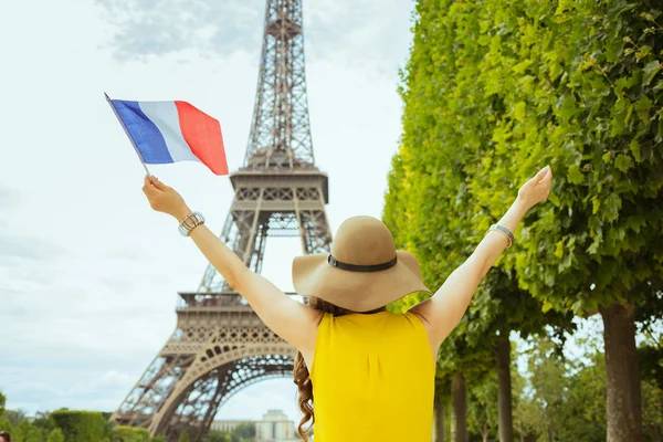 Сзади Модная Женщина Желтой Блузке Шляпе Французским Флагом Радующимся Париже — стоковое фото