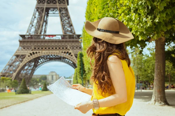 Vue Derrière Élégante Voyageuse Chemisier Jaune Chapeau Avec Carte Ayant — Photo