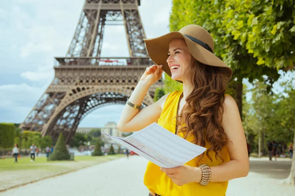 Feliz Joven Turista Blusa Amarilla Sombrero Con Mapa Que Tiene —  Fotos de Stock