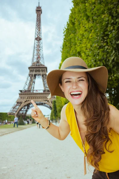 Usmívající Mladá Turistická Žena Žluté Blůze Klobouk Champde Mars Ukazující — Stock fotografie