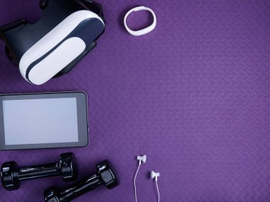 Vr gözlük, beyaz fitness izci, kulaklık, tablet Pc ve siyah halter mor fitness mat üzerinde döşeme closeup. Düz Lay.