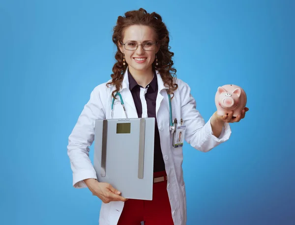 Mujer Médica Moderna Feliz Del Doctor Camisa Del Bue Pantalones — Foto de Stock