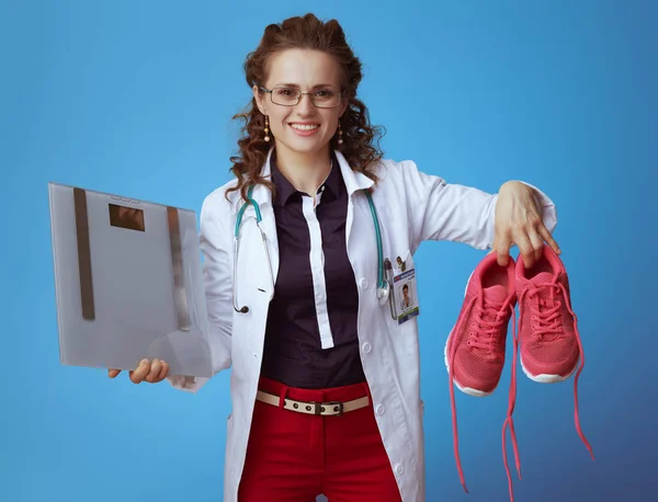 Mujer Médica Elegante Feliz Camisa Bue Pantalones Rojos Bata Médica —  Fotos de Stock