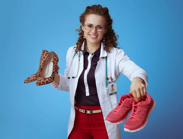 Mujer Médica Elegante Feliz Camisa Bue Pantalones Rojos Bata Médica — Foto de Stock