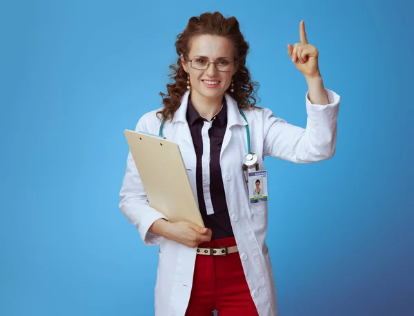 Mujer Médica Elegante Feliz Del Doctor Camisa Del Bue Pantalones — Foto de Stock