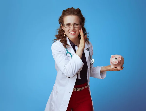 Šťastná Elegantní Lékařka Žena Košili Červené Kalhoty Bílé Lékařské Roucho — Stock fotografie
