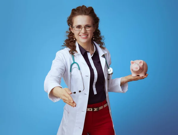 Усміхнена Елегантна Медична Жінка Лікар Сорочці Червоні Штани Білий Медичний — стокове фото