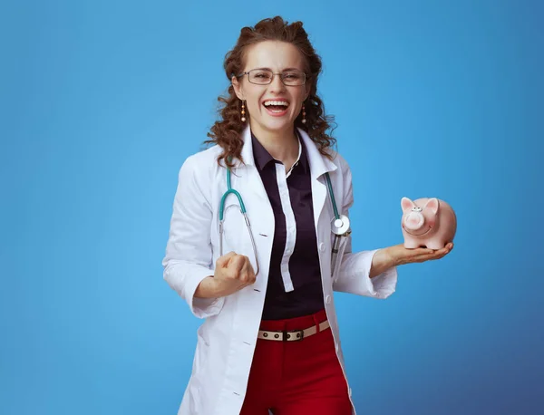 Mujer Médica Moderna Feliz Practicante Camisa Bue Pantalones Rojos Bata — Foto de Stock