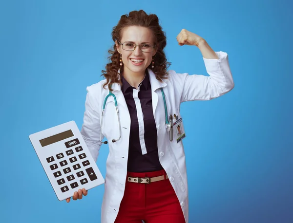 Mujer Médica Elegante Feliz Del Doctor Camisa Del Bue Pantalones — Foto de Stock