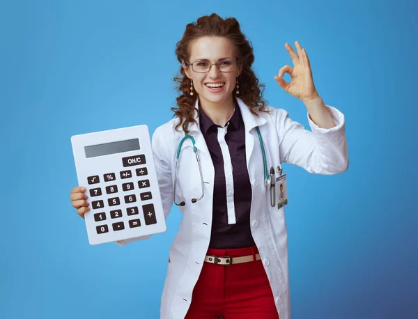 Mujer Doctora Elegante Feliz Camisa Bue Pantalones Rojos Bata Médica — Foto de Stock