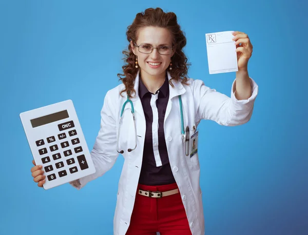 Felice Medico Moderno Donna Bue Shirt Pantaloni Rossi Vestaglia Medica — Foto Stock