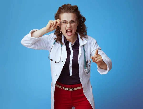Portrét Zuřivé Moderní Lékařské Doktorky Bukové Košile Červených Kalhot Bílého — Stock fotografie