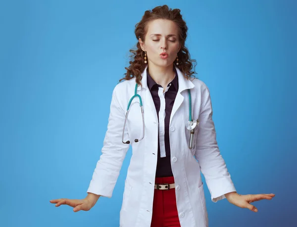 Bue Gömlek Zarif Tıp Doktoru Kadın Kırmızı Pantolon Beyaz Tıbbi — Stok fotoğraf