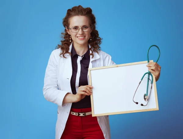 Sonriente Mujer Practicante Médica Elegante Camisa Bue Pantalones Rojos Bata — Foto de Stock