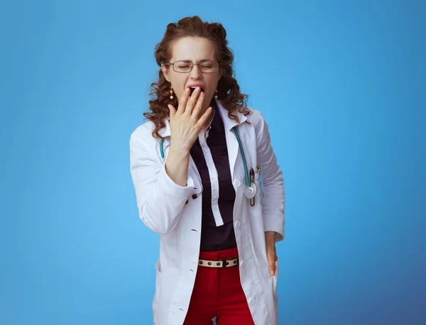 Bue Gömlek Zarif Tıp Uygulayıcısı Kadın Portresi Kırmızı Pantolon Mavi — Stok fotoğraf