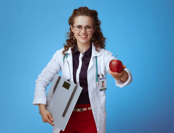 Mujer Doctora Moderna Sonriente Camisa Bue Pantalones Rojos Bata Médica —  Fotos de Stock
