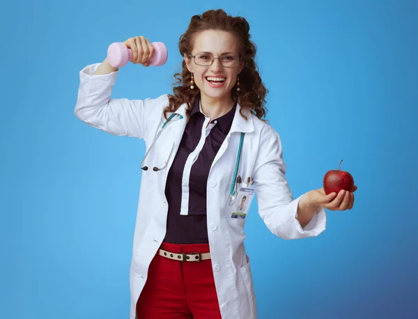 Bue Gömlek Mutlu Modern Hekim Kadın Kırmızı Pantolon Dambıl Elma — Stok fotoğraf