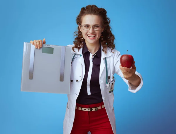 Mujer Doctora Elegante Feliz Camisa Bue Pantalones Rojos Bata Médica —  Fotos de Stock