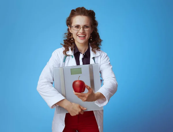 Mujer Doctora Elegante Sonriente Camisa Bue Pantalones Rojos Bata Médica — Foto de Stock