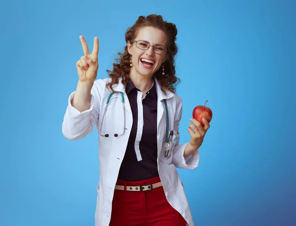 Lycklig Modern Doktor Kvinna Bue Skjorta Röda Byxor Och Vit — Stockfoto