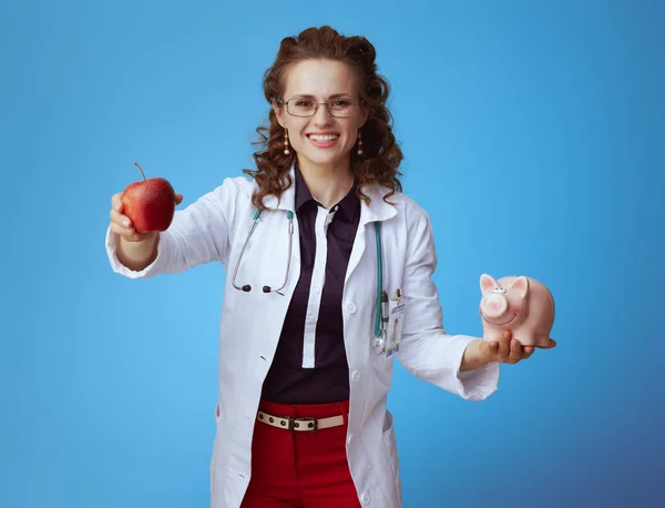 Feliz Mujer Doctora Moderna Camisa Bue Pantalones Rojos Bata Médica — Foto de Stock