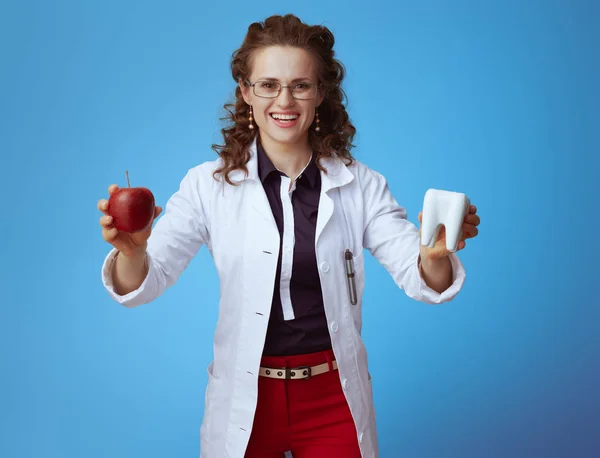 Sorrindo Mulher Médica Moderna Praticante Bue Shirt Calças Vermelhas Roupão — Fotografia de Stock