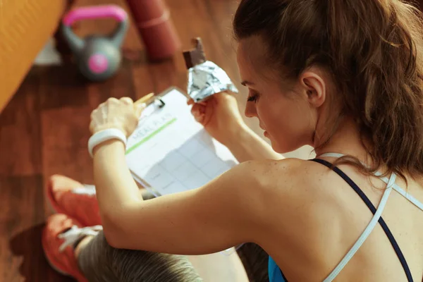 Gezien Van Achter Jonge Sportvrouw Sportkleding Met Chocolade Raw Protein — Stockfoto