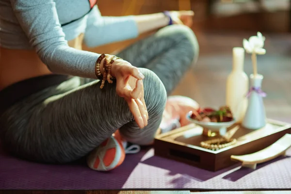 Primer Plano Mujer Deportiva Sana Ropa Fitness Casa Moderna Meditando —  Fotos de Stock