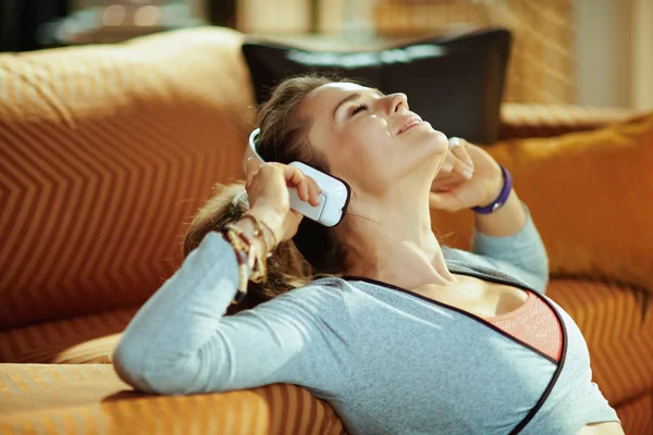 Ontspannen Gezonde Sportvrouw Fitness Kleding Luisteren Naar Muziek Met Een — Stockfoto