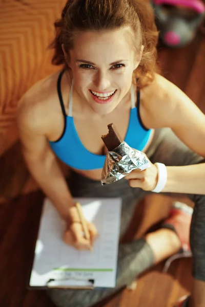 Vista Superiore Sorridente Giovane Donna Sportiva Abiti Fitness Con Cioccolato — Foto Stock