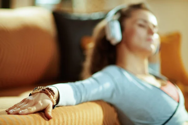 Primer Plano Mujer Activa Relajada Ropa Fitness Escuchando Música Con —  Fotos de Stock