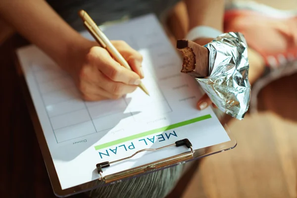 Närbild Aktiv Kvinna Sportkläder Med Choklad Raw Protein Bar Fyllning — Stockfoto