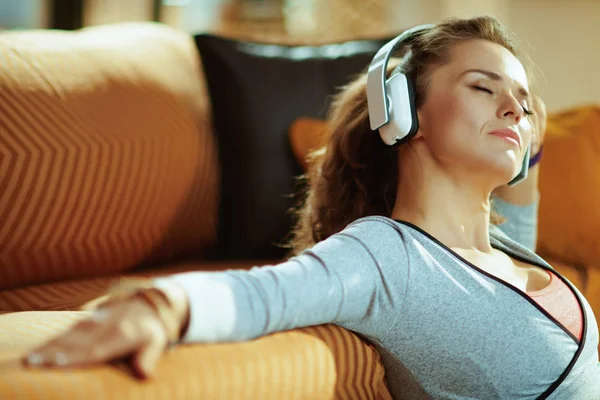 Relaxed Young Sports Woman Sport Clothes Listening Music Headphones Modern — Stock Photo, Image