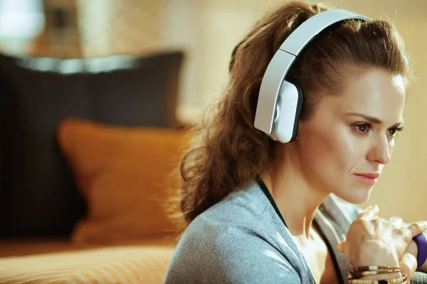 Retrato Mujer Activa Pensativa Ropa Deportiva Escuchando Música Con Auriculares —  Fotos de Stock