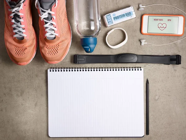 Primer Plano Zapatillas Deporte Monitor Frecuencia Cardíaca Botella Agua Rastreador — Foto de Stock