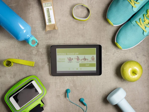 헤드폰 단백질 운동화 피트니스 추적기 바닥에 트레이너 프로그램과 태블릿 Pc에 — 스톡 사진