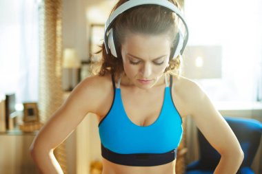 kulaklık aktif kadın egzersiz sonrası nefes alma