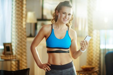 Hareket halindeki fitness uygulamasında kalp atış hızı monitörü takan kadın