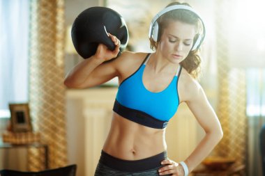 fonksiyonel eğitim egzersizleri yapıyor kulaklık spor kadın