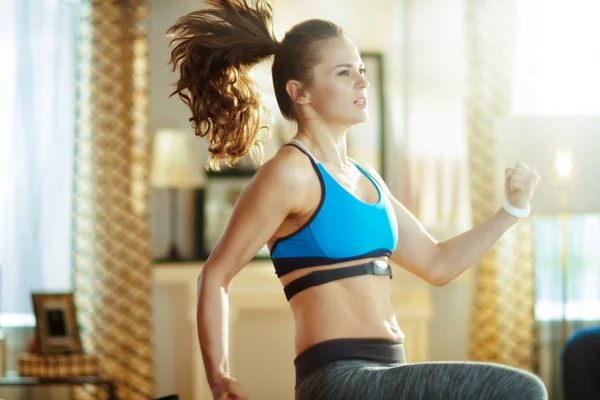 Mujer sana en ropa de fitness en el entrenamiento casero moderno —  Fotos de Stock