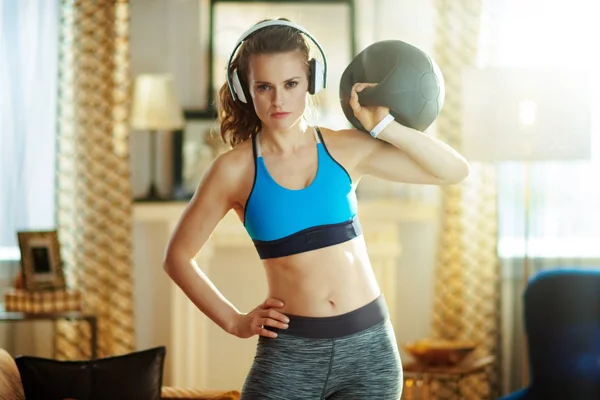 機能的なトレーニングギアを備えたヘッドフォンで健康な女性 — ストック写真