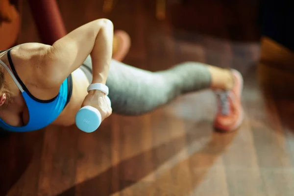 Closeup a nő kék súlyzó edzés a modern házban — Stock Fotó