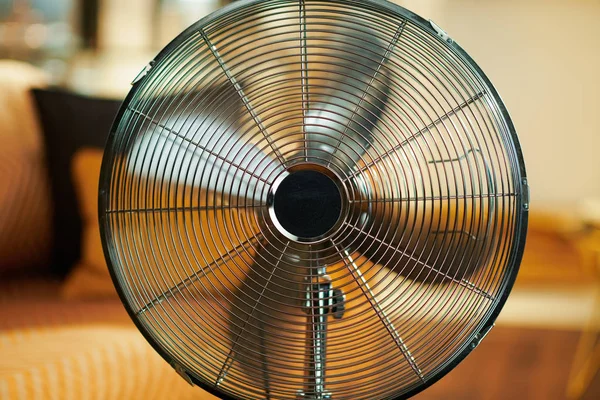 Primer plano del ventilador de pie de piso metálico de trabajo — Foto de Stock